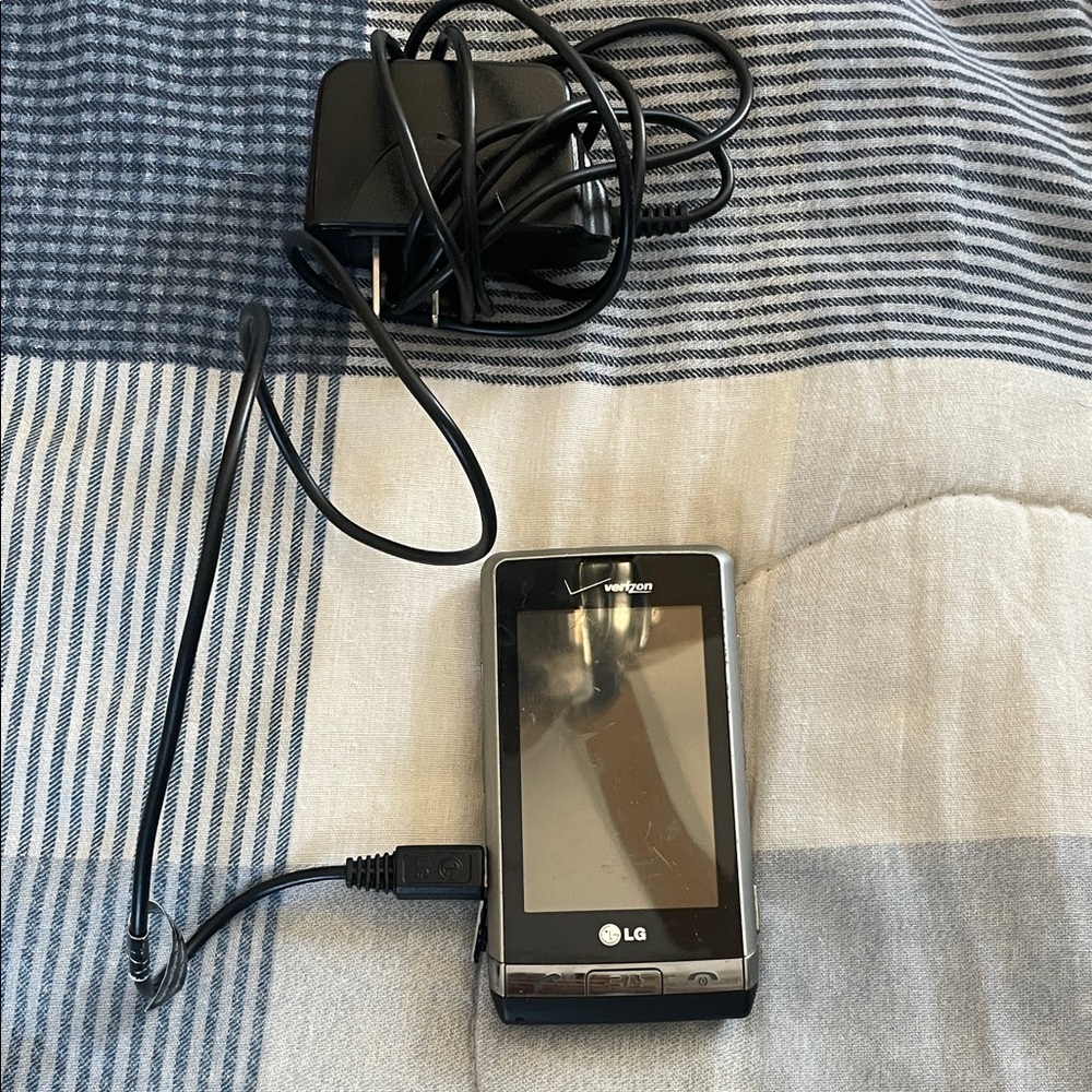 VINTAGE! LG PHONE! With charger! Works and turns on!